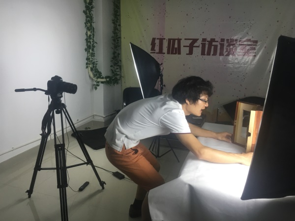 在下著流星雨的太陽(yáng)海岸和最?lèi)?ài)的人拍攝MV 在下著流星雨的太陽(yáng)海岸和最?lèi)?ài)的人拍攝MV