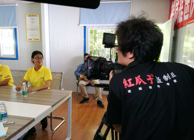 紅瓜子攝制組為企業拍攝宣傳片